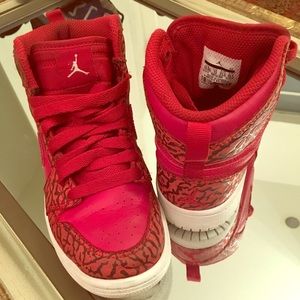 Boys gently worn Nike sneakers!!